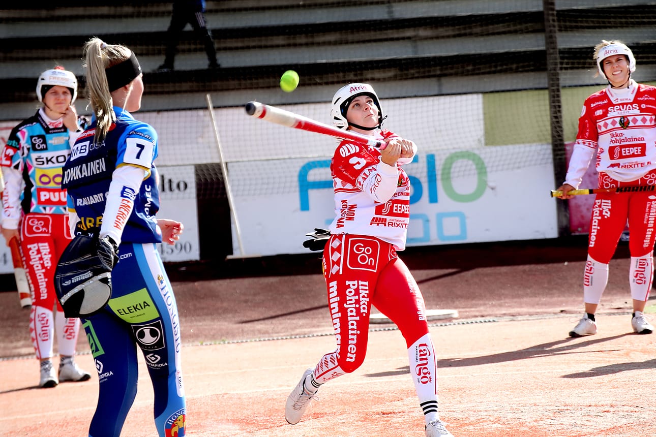 SMJ:n Susanna Ojala lyö Kirin lukkarin Venla Ronkaisen syötöstä.