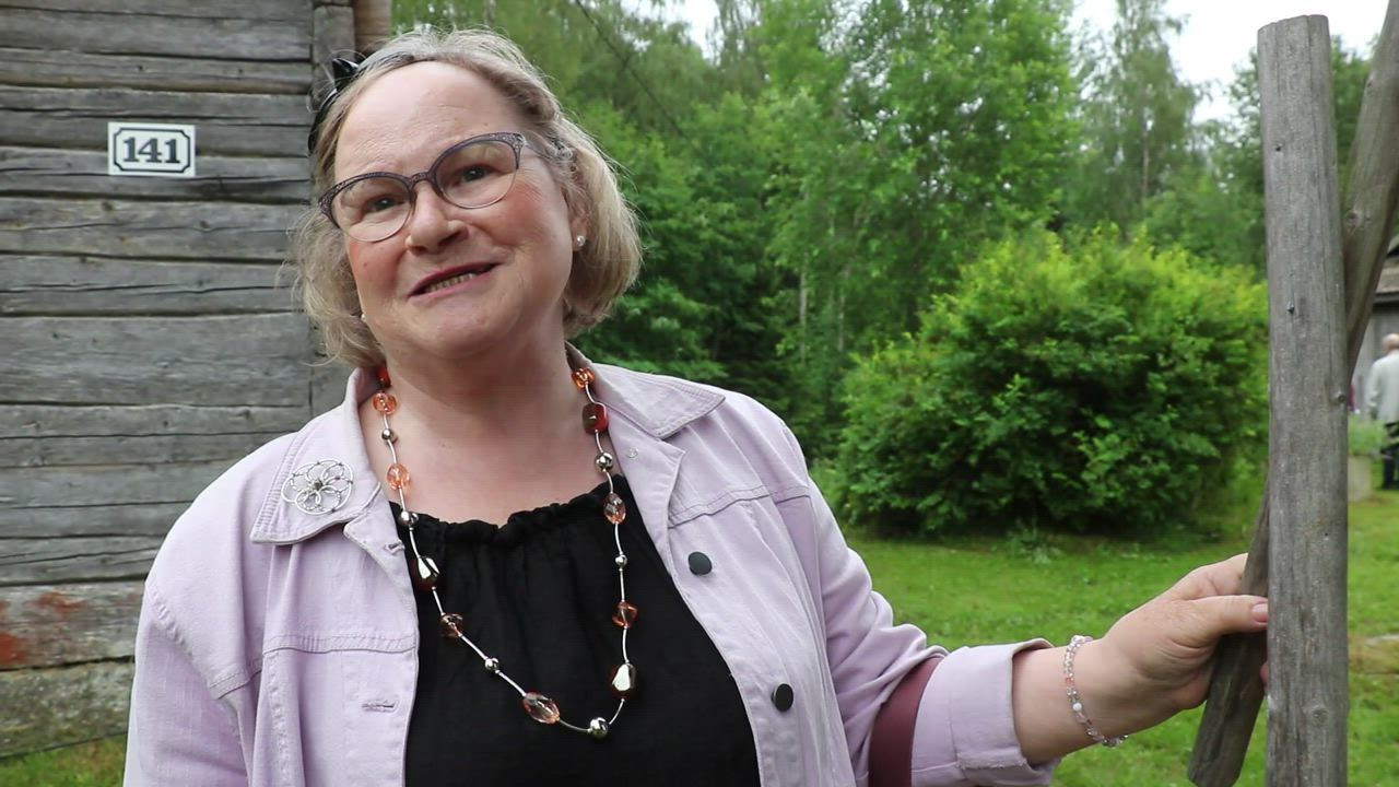 "Runot ovat nielaisseet minut" – Näin kuvailee suhdettaan runoihin Raija Isokääntä, joka teki Tähjän talon ympärille runoista polun