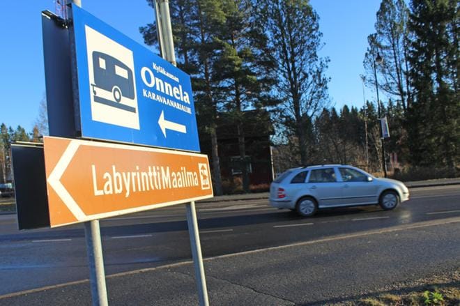 Tämän opastekylttikaksikon yrityksistä alempi ei enää ole toiminnassa. KUVA: REIJO HEIKKILÄ