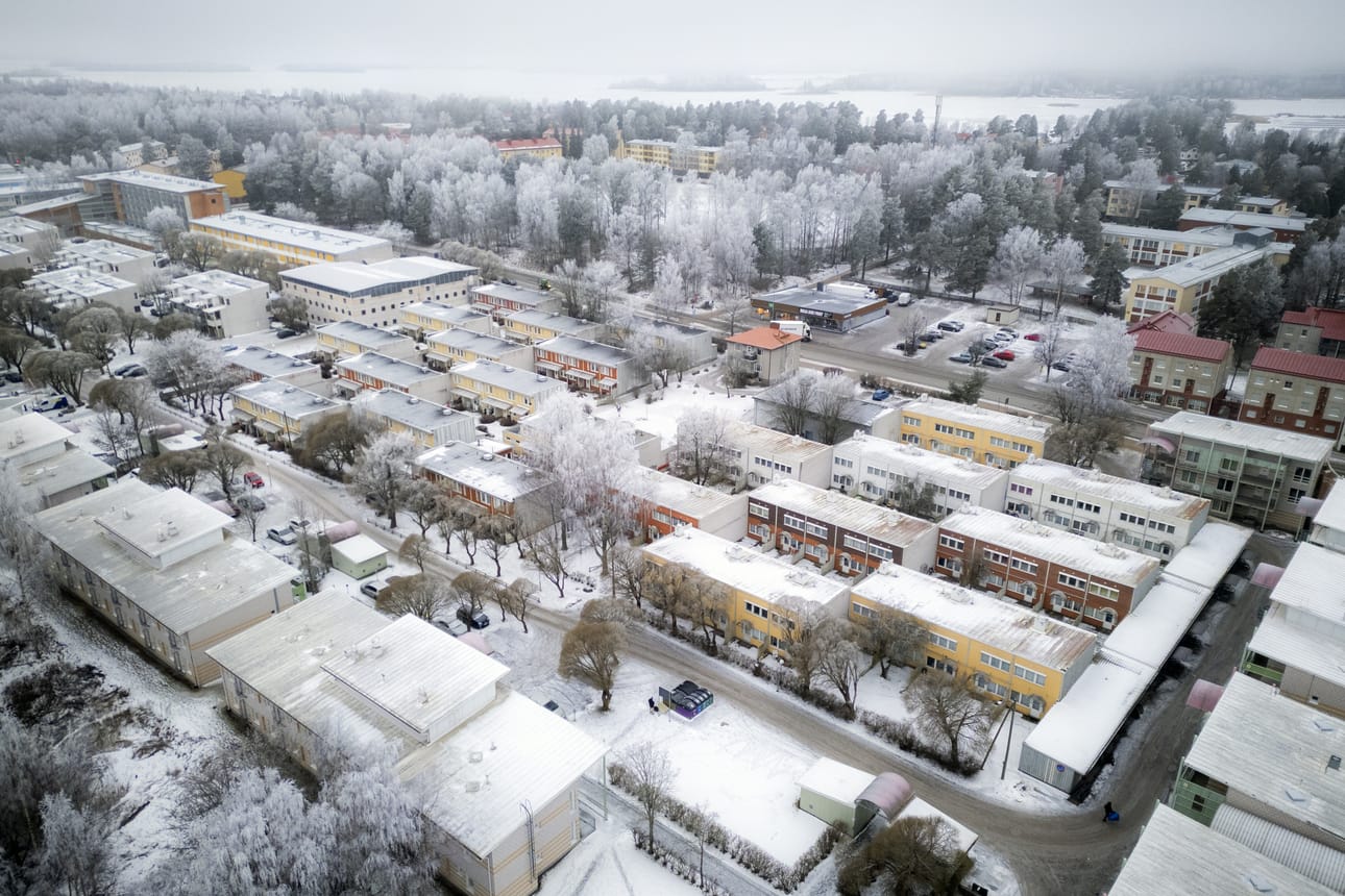 Kiistan keskiössä ovat kuvan keskellä olevat rivitalot.