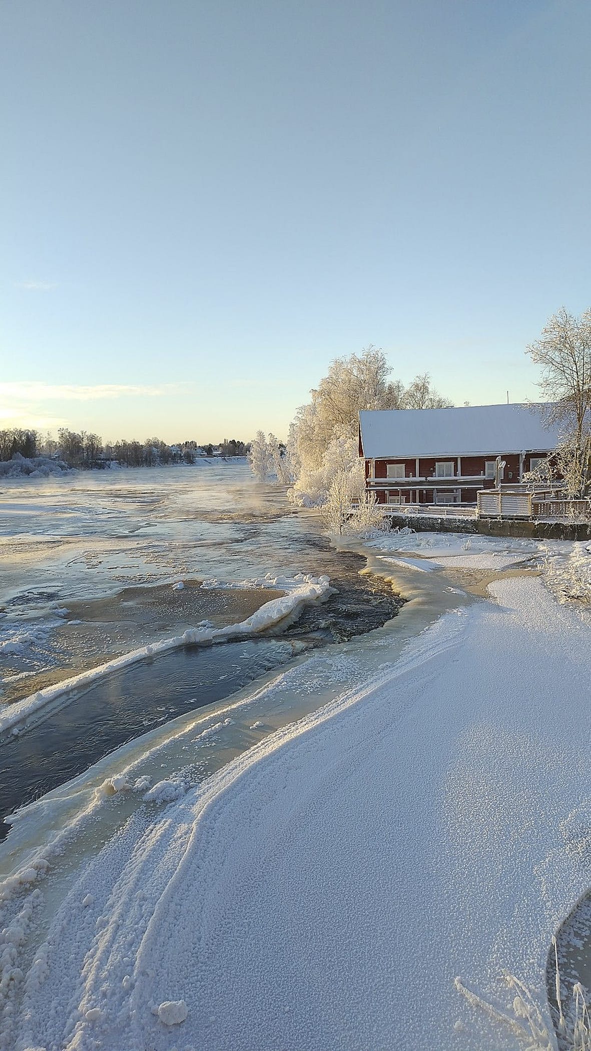 Oulaistelainen Mauri Niemi kuvasi Pyhäjoen jokiuomaa maanantaina päivällä. Hän arvelee, ettei ole koskaan aiemmin talvella nähnyt vedenpintaa yhtä korkealla kuin se on nyt.