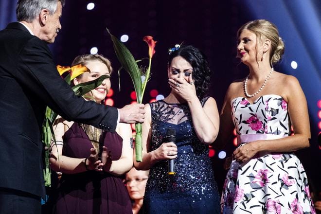 Pirita Niemenmaa puhkesi kyyneliin, kun paikka tangolaulukilpailun finaaliin ratkesi. Finaalissa jatkaa myös Silla Pöyry (vas.), Rosa Salmi-Narmalan tangomatka päättyi. KUVA: KRISTA LUOMA