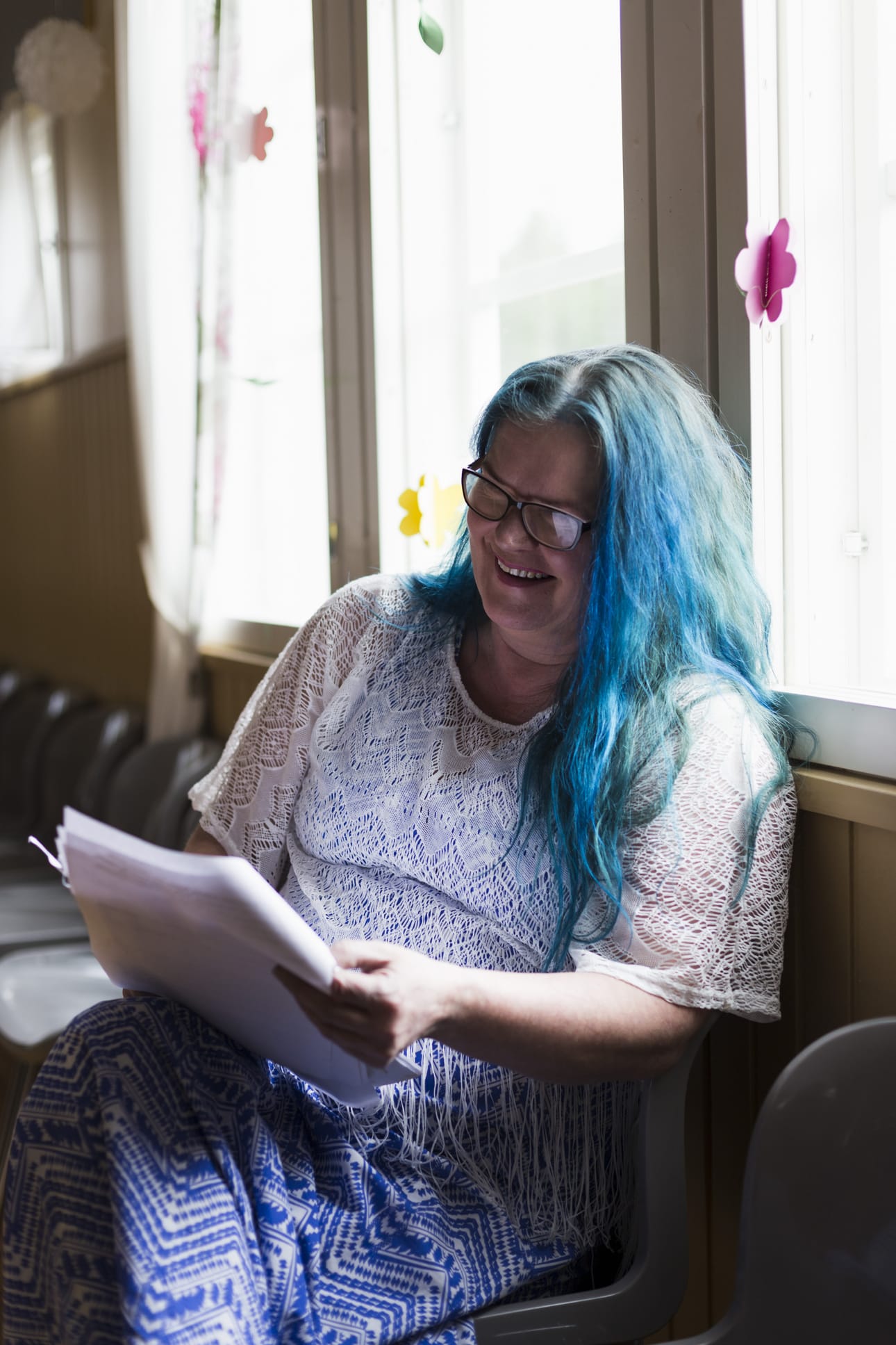 Ohjaaja Elina Kerkelä sai idean Huilunsoittaja koskella -näytelmään Apulannan Koneeseen kadonnut -kappaleesta.