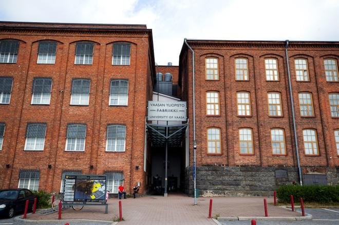 Tähän rakennukseen lyseon mahdollinen siirto tapahtuisi. Fabriikki on aiemmin toiminut yliopiston yhtenä opetustiloista. Kampusalueen muutoksen myötä Fabriikki vapautuu muuhun käyttöön.