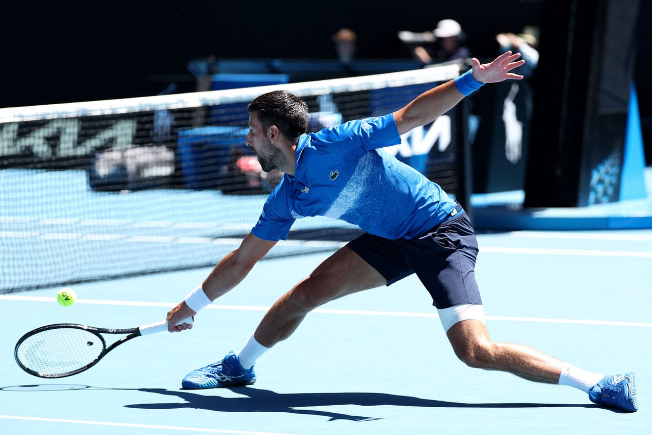 Vasen reisi vahvasti teipattuna pelannut Novak Djokovic luovutti Australian avoimen turnauksen välieränsä saksalaista Alexander Zvereviä vastaan avauserän jälkeen. LEHTIKUVA/AFP
