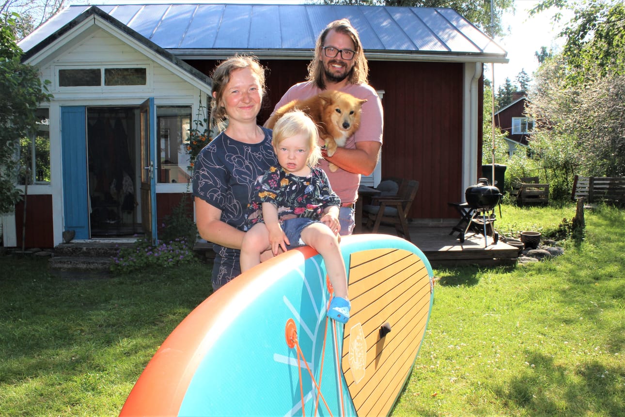 Ida, Björn, Elda-tytär ja Jerry-koira viihtyvät Leppäsalmen torpassaan. Lapsiperhe kehuu Kristiinan palveluita, mutta yksi toive on. - Isoa, hyvää leikkikenttää kaipaamme Kristiinaan. Jos poliitikot lukevat tämän, tässä olisi vinkki, Björn huikkaa.