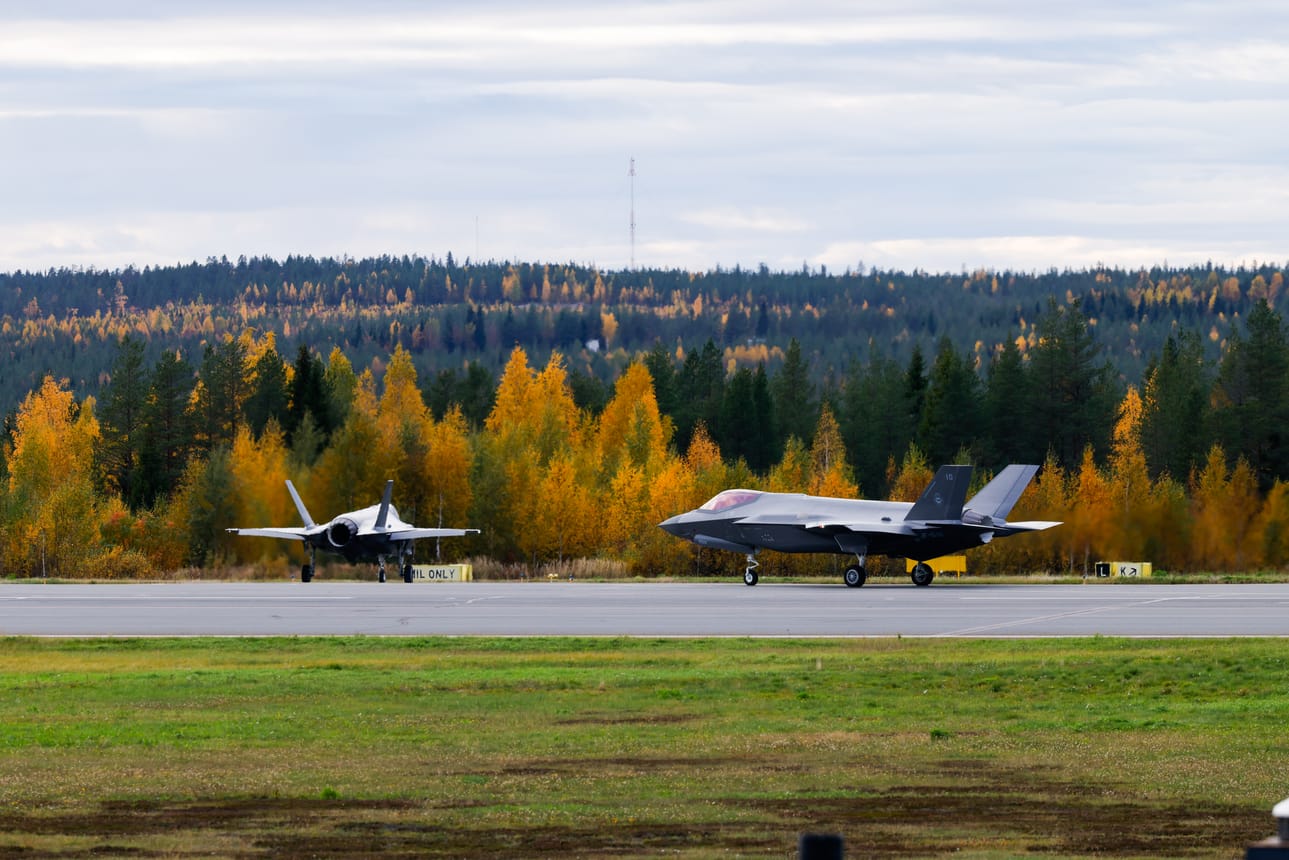 Kaksi enismmäistä F-35-hävittäjää saapui Rovaniemelle perjantaina.