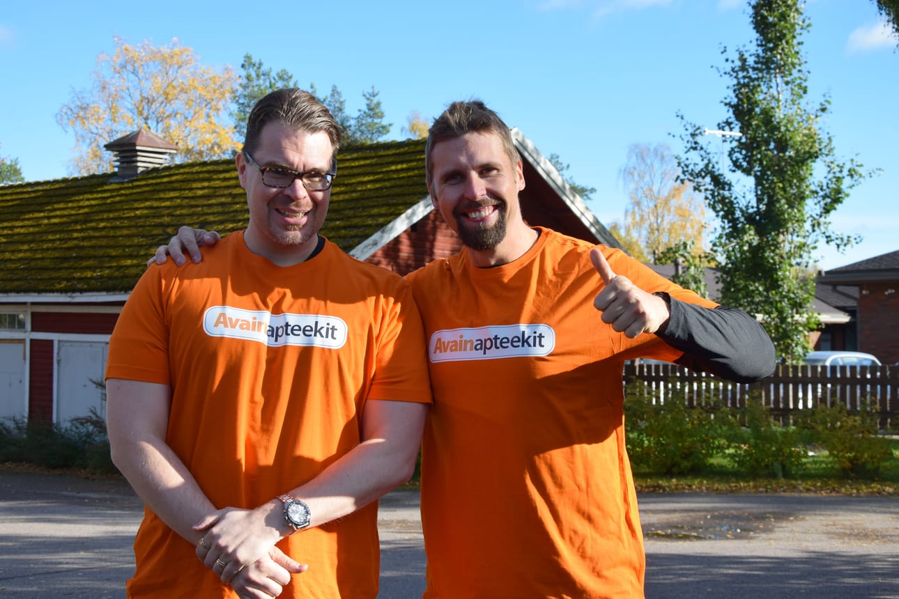 Apteekkari Jukka Syrjälä ja keihäänheittäjä Antti Ruuskanen olivat tyytyväisiä perjantain tempauksen kävijämäärään.