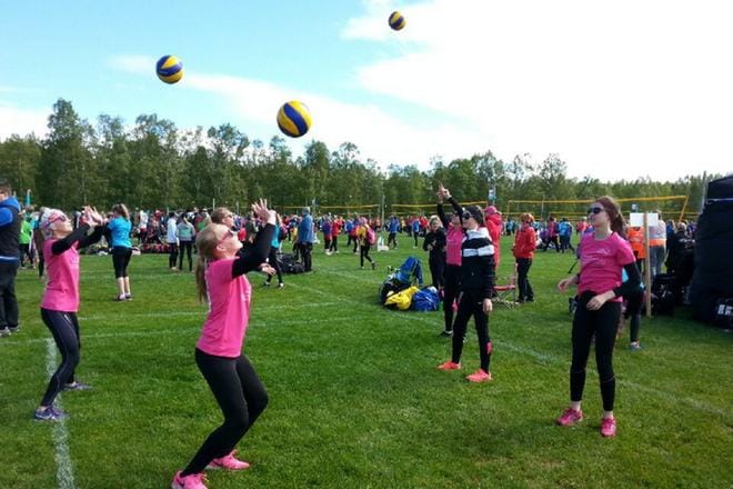 Viimeksi Power Cup -turnaus järjestettiin pohjalaisoloissa Vaasan urheilukeskuksessa kesällä 2015. Kuvassa Nurmon Jymyn D-tyttöjen joukkue treenasi ennen pelien alkua. KUVA: SANNA CANAWATI