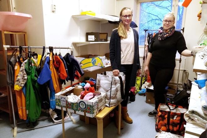 Tule rohkeasti mukaan toimintaamme lahjan saajana tai antajana, molemmille tulee varmasti hyvä mieli, toivottavat Annukka Navis (vas.) ja Leena Rannanpää Vaatepankin tiloissa vanhassa Järviseudun sairaalassa. KUVA: MIIANELLA HERRALA