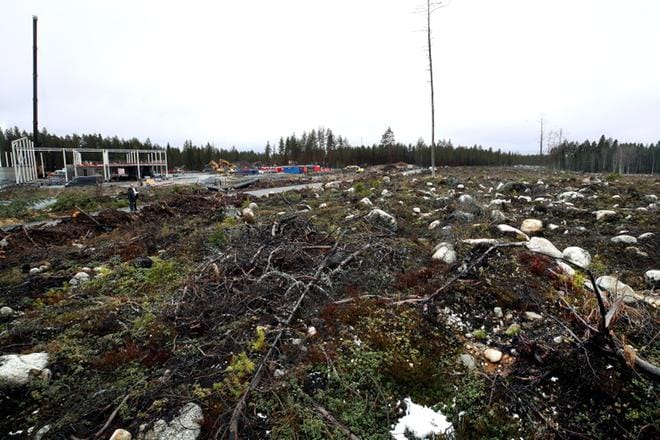 Maankäyttöinsinööri Markku Turja harmittelee, ettei Ritavuoren asuinalueen laajennuksen tontteja päästä myymään. Uusi koulu rakennetaan aivan ääreen. KUVA: JOUKO HÄNNINEN