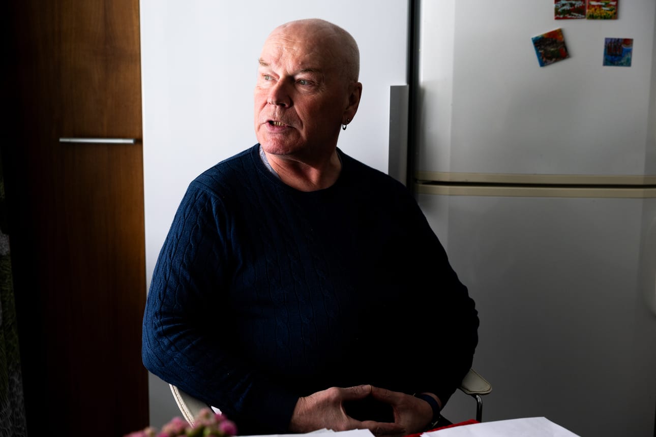 Kari Soronen joutui kiireelliseen leikkaukseen, kun hänen paksusuolensa oli puhjennut. Toipuminen ei ole mennyt toivotusti, vaan leikkauksen jälkeinen tyrä on vaikeuttanut hänen elämäänsä monin tavoin.