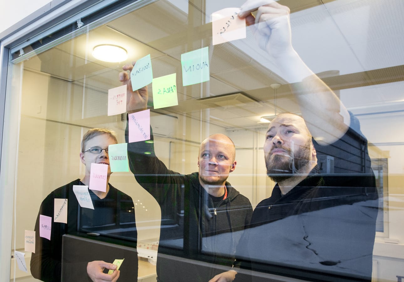BitFactor palkittiin vuoden 2015 Startup -yrityksenä. Kuvassa vasemmalta ohjelmistosuunnittelija Jaakko Putaala , toimitusjohtaja Antti Pelkonen ja myyntijohtaja Kimmo Heikkilä.