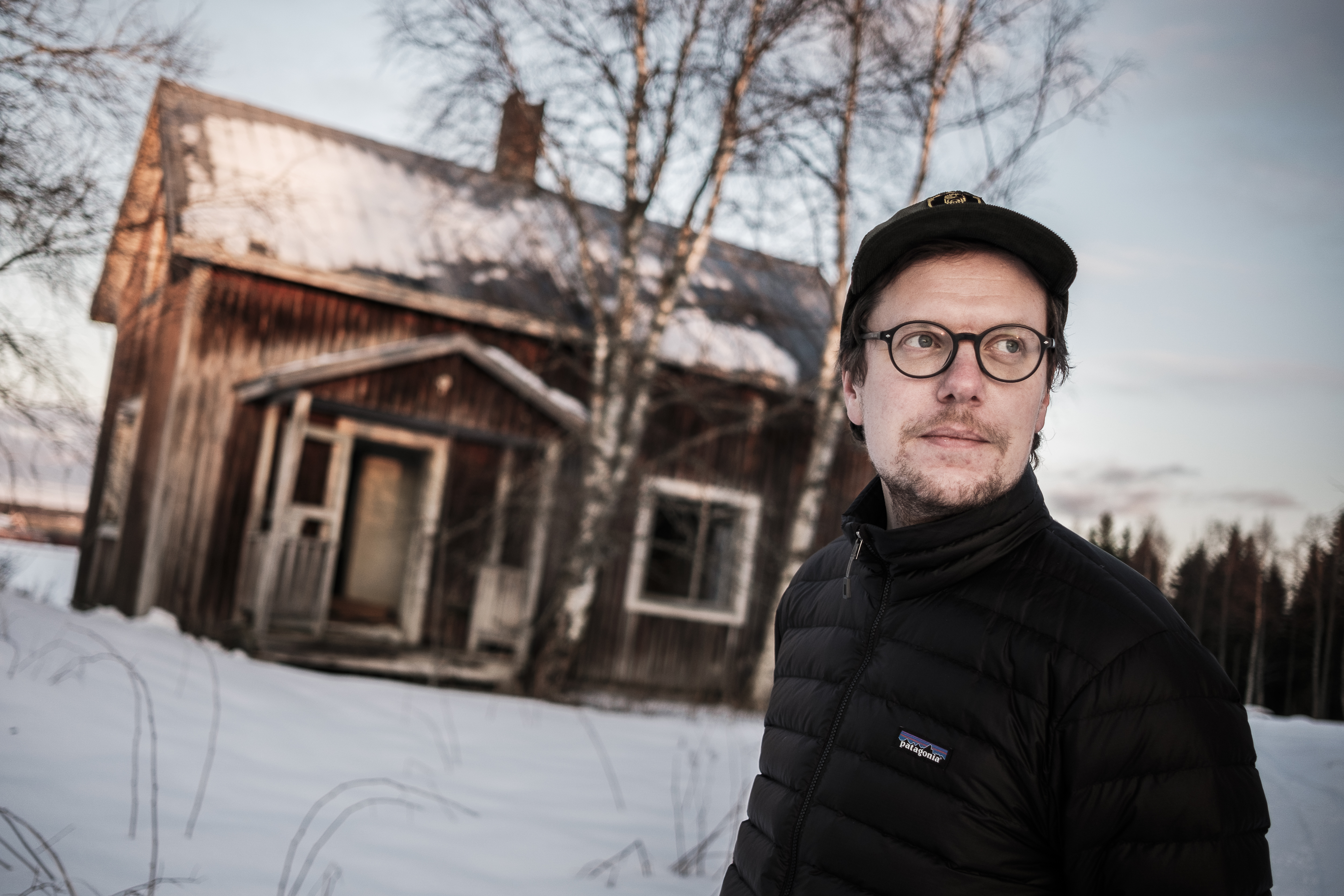 Edellinen tulkitsija yritettiin hiljentää, mutta elokuvaohjaaja Jon Blåhed uskoo ajan olevan kypsä korpelalaisuuden käsittelyyn Tornionlaaksossa