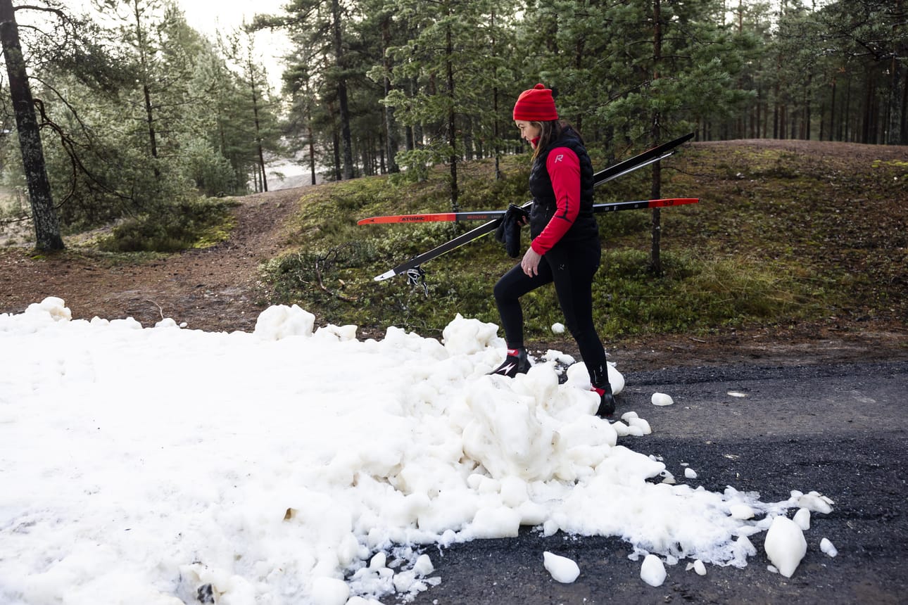 Liisa Majuri riensi Virpiniemen ensilumenladulle perjantaiaamuna heti sen avaamisen jälkeen. Ladun alkamiskohdasta ei voi erehtyä.