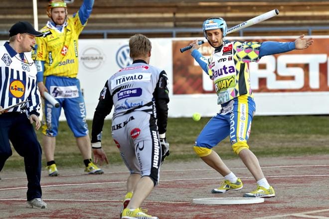 Alajärven jokeri Rami Mäkinen pelasi sataprosenttisen sisäpelin: 11 kärkilyöntiä 11 yrityksestä, ja 1+3 lyötyä juoksua sekä yksi tuotu juoksu. JymyJussien lukkari Henri Itävalo oli kuitenkin liian etevä alajärveläisille. KUVA: HEIKKI HAKANEN