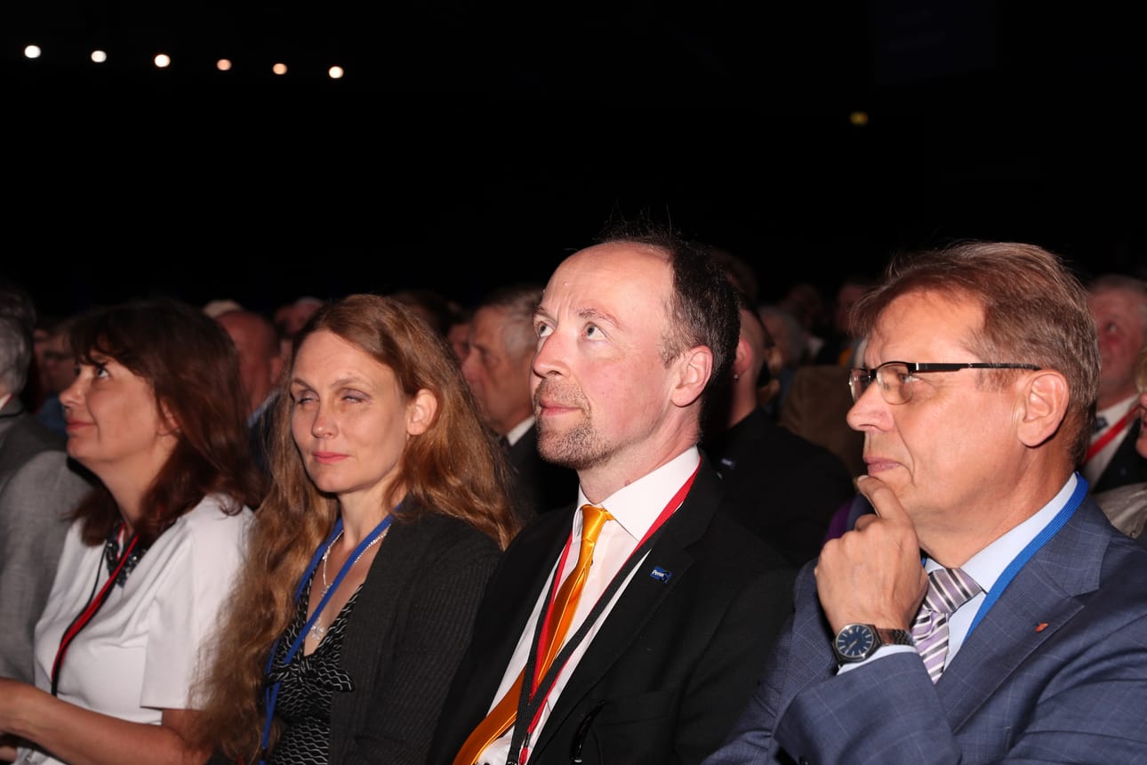 Puheenjohtaja Jussi Halla-ahon vieressä kokouksen eturivissä istuivat puoliso Hilla Halla-aho ja kokouspaikkakunnan terveiset tuonut Tampereen pormestari Lauri Lyly (oik.).
