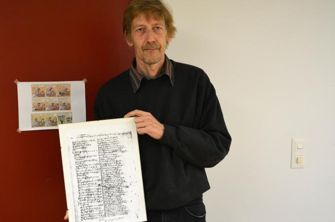 Heikki Hämäläinen pitelee käsissään kopiota noin vuodelta 1450 olevasta asiakirjasta, josta löytyy maininta Ähtärinjärvestä. Kuvasta on tarkoitus tulla kirjan kansi. KUVA: ELLA NURMI