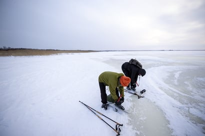 Aikaisin tullut talvi houkuttelee jo ulkoilijoita meren jäälle – merivartioasemalta muistutetaan, että vaaranpaikkoja on vielä runsaasti