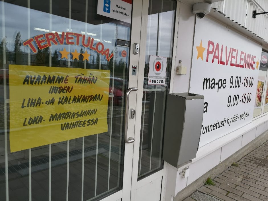 Makkarakaupan ovessa on lappu, joka kertoo uudesta tulemisesta.