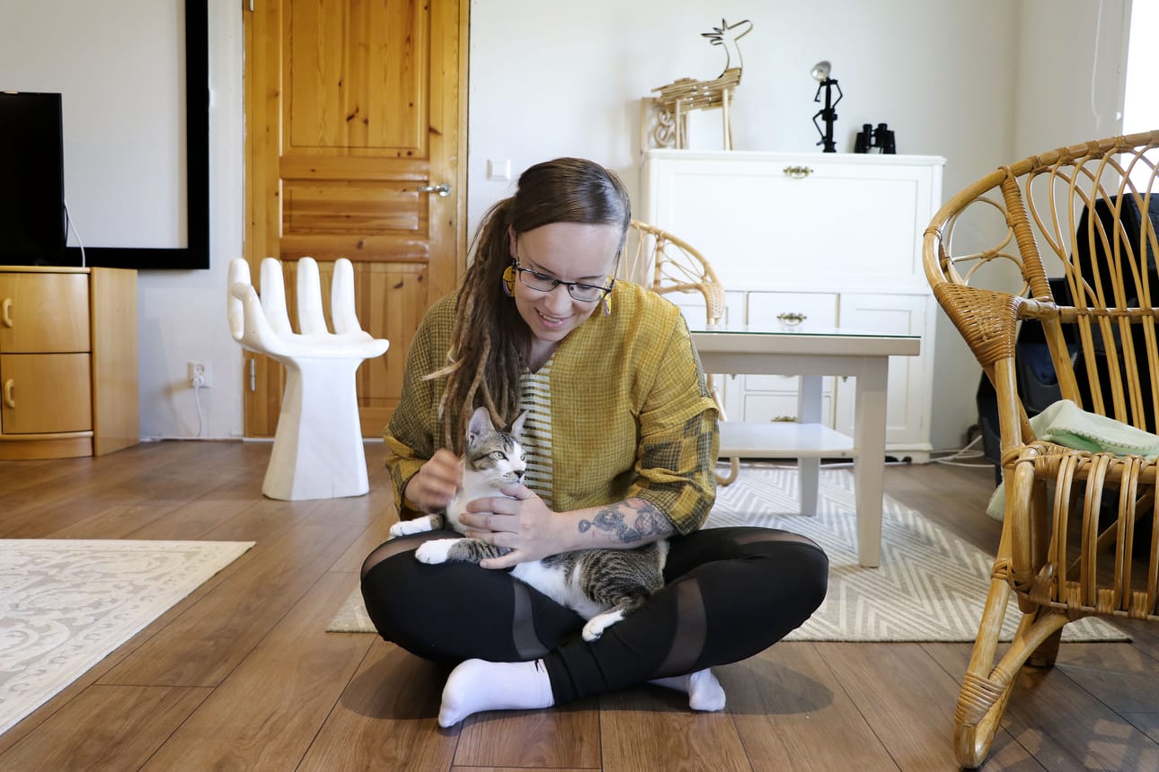 Elina Katajan kanssa lentokoneen matkustamossa Suomeen tullut Om jaksoi rauhoittua hetkeksi omistajansa syliin.
