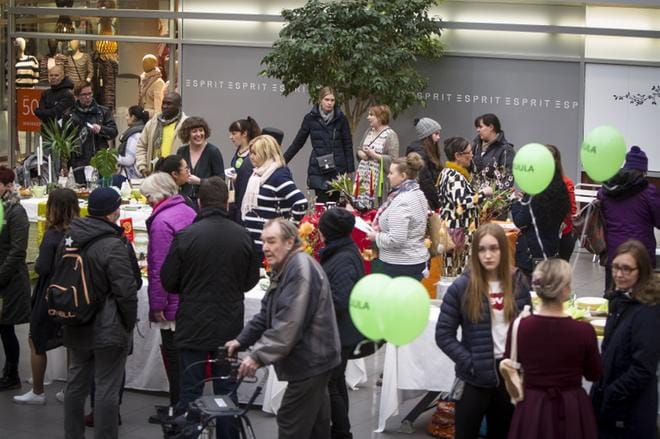 Vaalihumu näkyi myös Rewell Centerissä. Zonta Club of Vaasa järjesti siellä perinteisen Katetut pöydät -tapahtuman. Pöytien kattajina olivat toimineet poliittiset puolueet. Kuva: Selma Paavola