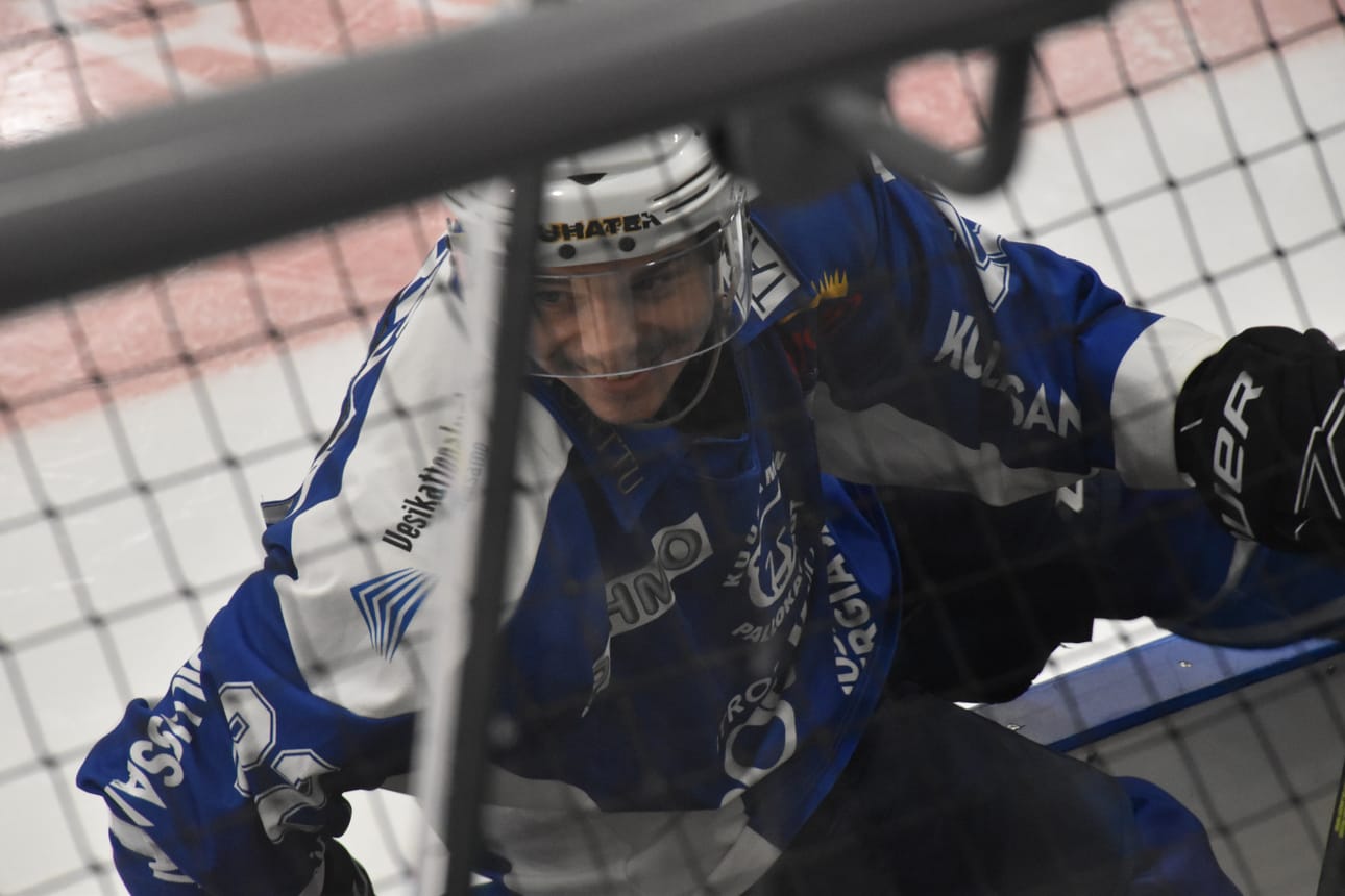 Lari-Pekka Ollilalla oli hymy herkässä sunnuntain ottelun tiimellyksessä.