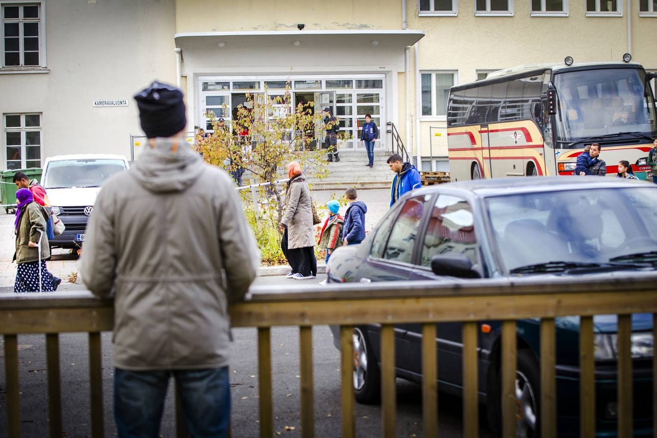 Sotilaita, vartijoita, poliisinainen, joka ohjaa turvapaikanhakijajoukkoa eteenpäin. Oppilaat ovat poissa, nuorten möly ja kisailut. Niin paljon on muuttunut yhdeksässätoista vuodessa.