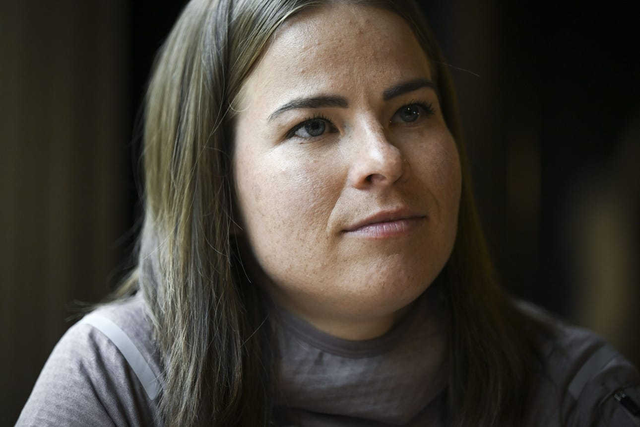Hiihtäjätähti Krista Pärmäkoski kertoo tuoreessa kirjassa paniikkikohtauksista, joita hän alkoi kokea rakkaan Carla-lemmikin kuoleman jälkeen ja mahdollisen lopetuspäätöksen sulattelun aikoihin keväällä 2023. LEHTIKUVA / Emmi Korhonen
