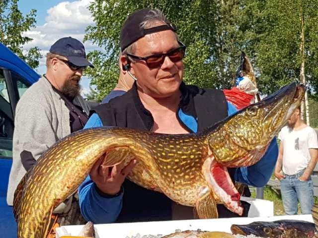 Kilpailun suurin kala oli lähes 14-kiloinen hauenretku, jonka nappasi Jokikokkojen voittajatiimi. Kuva Jarkko Varpainen