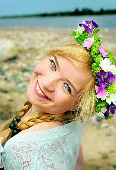 Isa on pirteä juhannustyttö.<br>Syksyllä hänet nähdään Oulussa jälleen kaupunginteatterin<br>Petronellana.