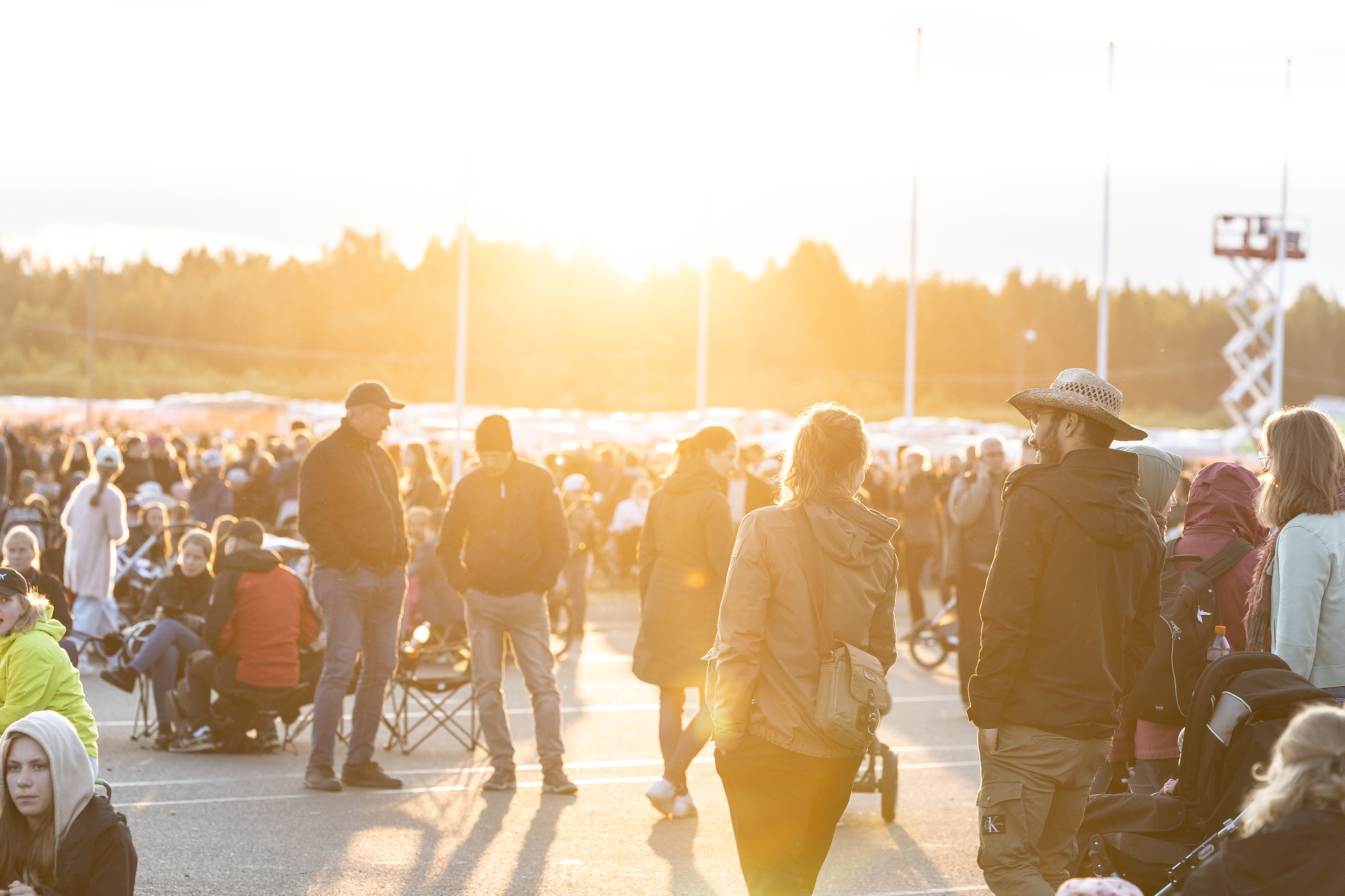Laskeva aurinko loi tunnelmaa.