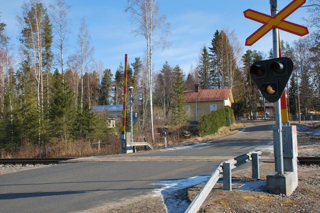 Aamuyhdeksän aikaan onnettomuuden jäljet oli jo ennätetty siivota Hakojärvellä Keisalantiellä. Myös rikkoutunut puomi oli jo vaihdettu uuteen. KUVA: ELLA NURMI