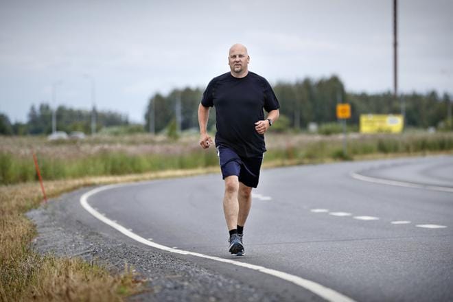 Triathloniin hurahtanut Ilmajoen Makkaramestarien toimitusjohtaja Vesa Luhtala lenkkeilee, kun työltään ehtii. KUVA: TOMI KOSONEN