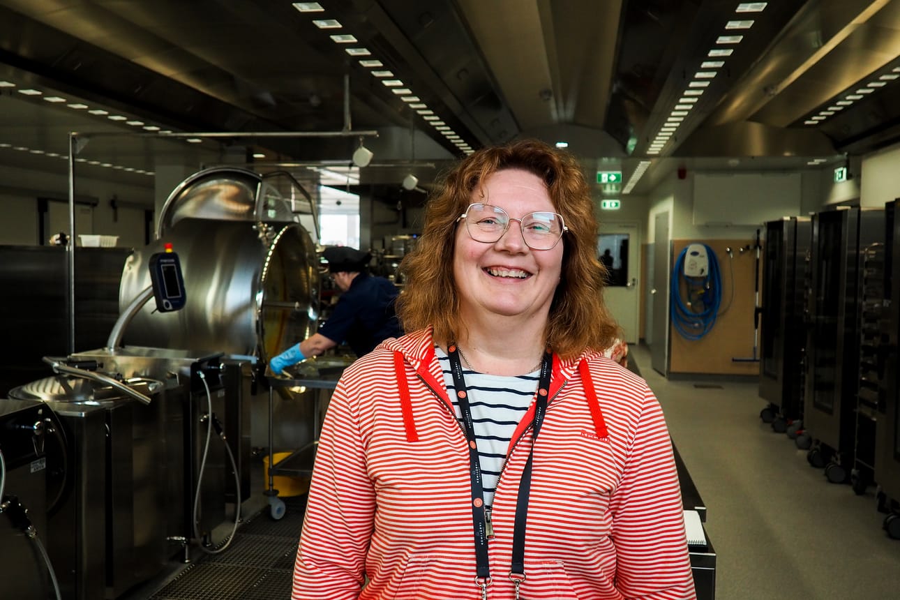 Kemijärven ruokapalvelupäällikkö Outi Majava on iloinen keskuskeittiön uusista tiloista, joissa työskentelee seitsemän ravitsemustyöntekijää.