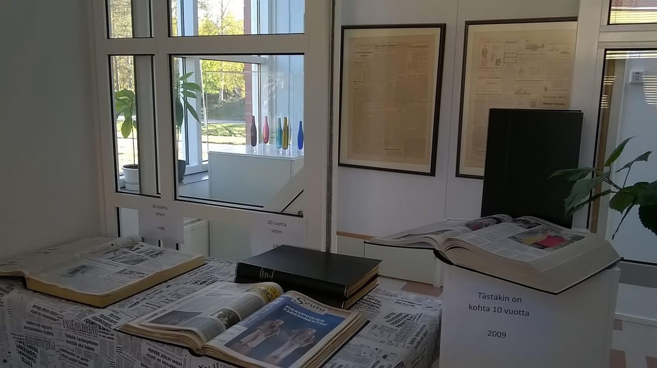 Merijärven kirjaston näyttelytilassa olevia lehtikirjoja saa selata.
