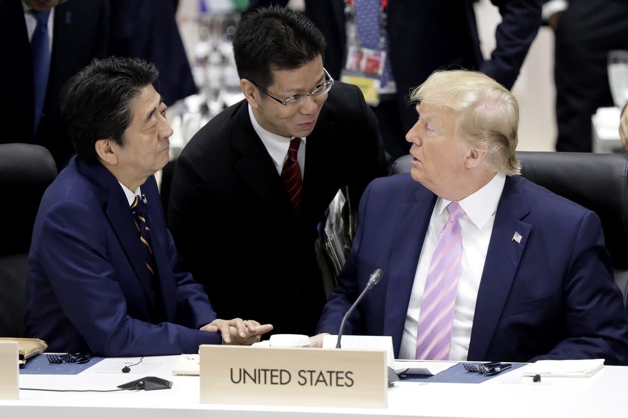 Yhdysvaltain presidentti Donald Trump (oik.) keskusteli Japanin pääministerin Zhinzo Aben (vas.) kanssa ennen työlounasta Osakan G20-kokouksessa perjantaina.