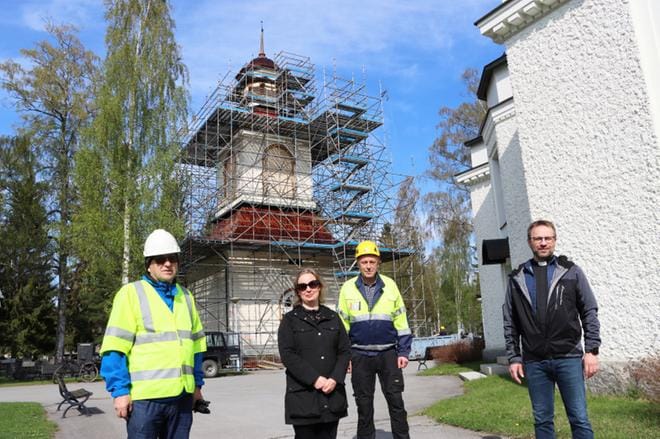 Jorma Lamminmäki, Hannele Hannuksela, Tom Nylund ja Jussi Peräaho tiedostavat olleensa mukana tekemässä historiaa uusiessaan tapulin lähes 200 vuotta vanhaa paanukattoa. KUVA: EEVA-LIISA KULJU