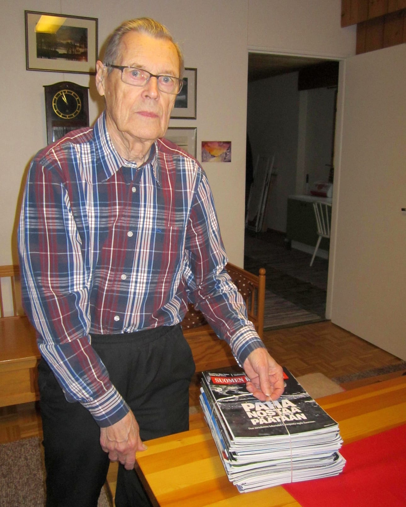 Raimo Rontu arkistokuvassa helmikuussa 2016. Kuvassa hän luovuttaa keräämiänsä Suomen Kuvalehtien vuosikertoja opiskelijoiden käyttöön.