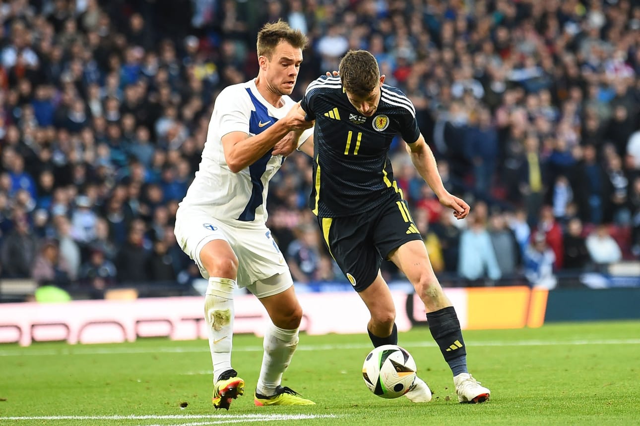 Suomen Leo Väisänen (vas.) ja Skotlannin Ryan Christie kamppailevat pallossa maaottelussa Glasgow'ssa. LEHTIKUVA/AFP