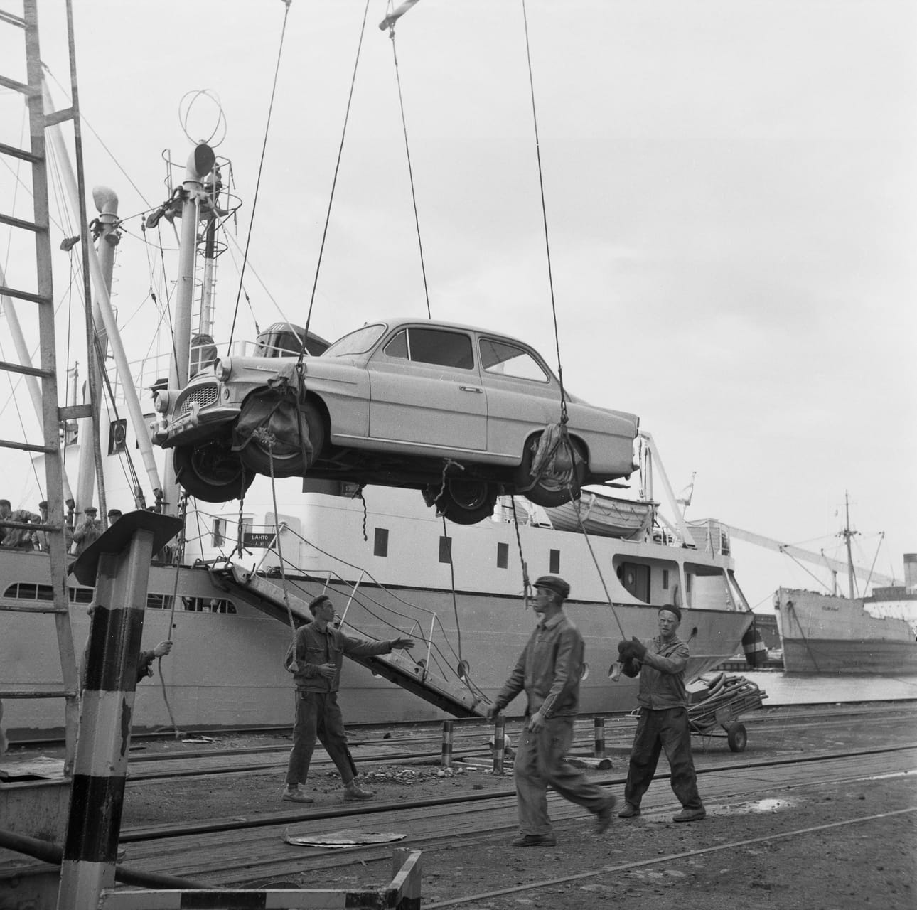 Tshekkoslovakialaisen autotehtaan autoja purettiin Puolasta saapuneesta rahtilaivasta Toppilan satamassa Oulussa 26.6.1961.