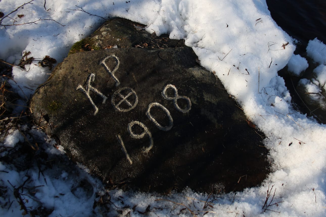 Posion kirkon luona Posiojärven ja Kitkajärven välisen Ahvensalmen niskalla on kiintopistekivi vuodelta 1908. Korkeuspistettä hyödynnettiin, kun salmea syvennettiin Kitka-laivan liikennöintiä varten.