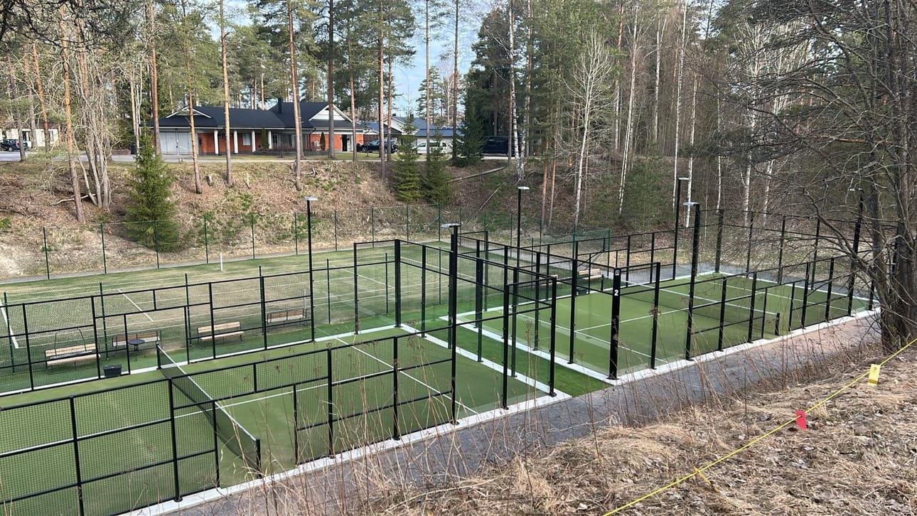 LC Alahärmän jättihankkeena ideoima ja toteuttama padel- ja tenniskenttäalue oli ahkerassa käytössä heti ensimmäisen kauden. Padelkentät ovat jo valmiina pelaajia varten. Tenniskentälle tehdään pientä kunnostusta.