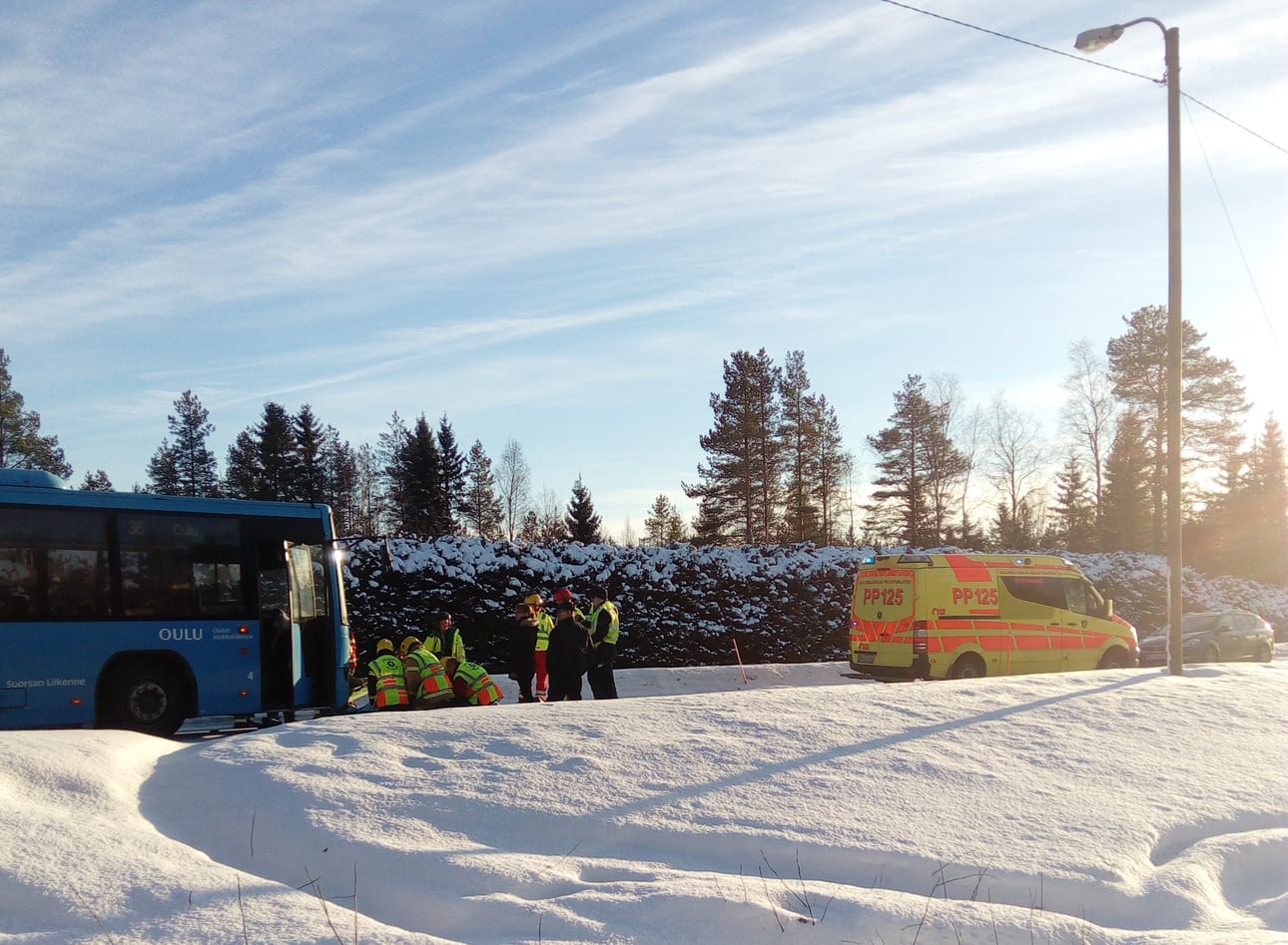 Bussi tönäisi nuorta tyttöä maanantaina iltapäivällä Ylikiimingin Vesalankylässä.