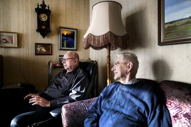 Seinäjokelaiset Mauri Heikkilä (vas.) ja Kalevi Kulkula muistelevat työtään veturinkuljettajina. Kuva: Matti Hautalahti