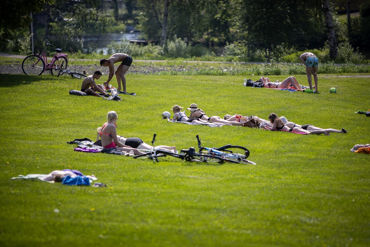 Kesäloman koittaessa voi tuntua, ettei olekaan voimia olla aktiivinen lomalainen. Palautuminen ja lepääminen ovat kuitenkin loman päätarkoitus, tietää psykologi Liisa Puskala. Arkistokuva.