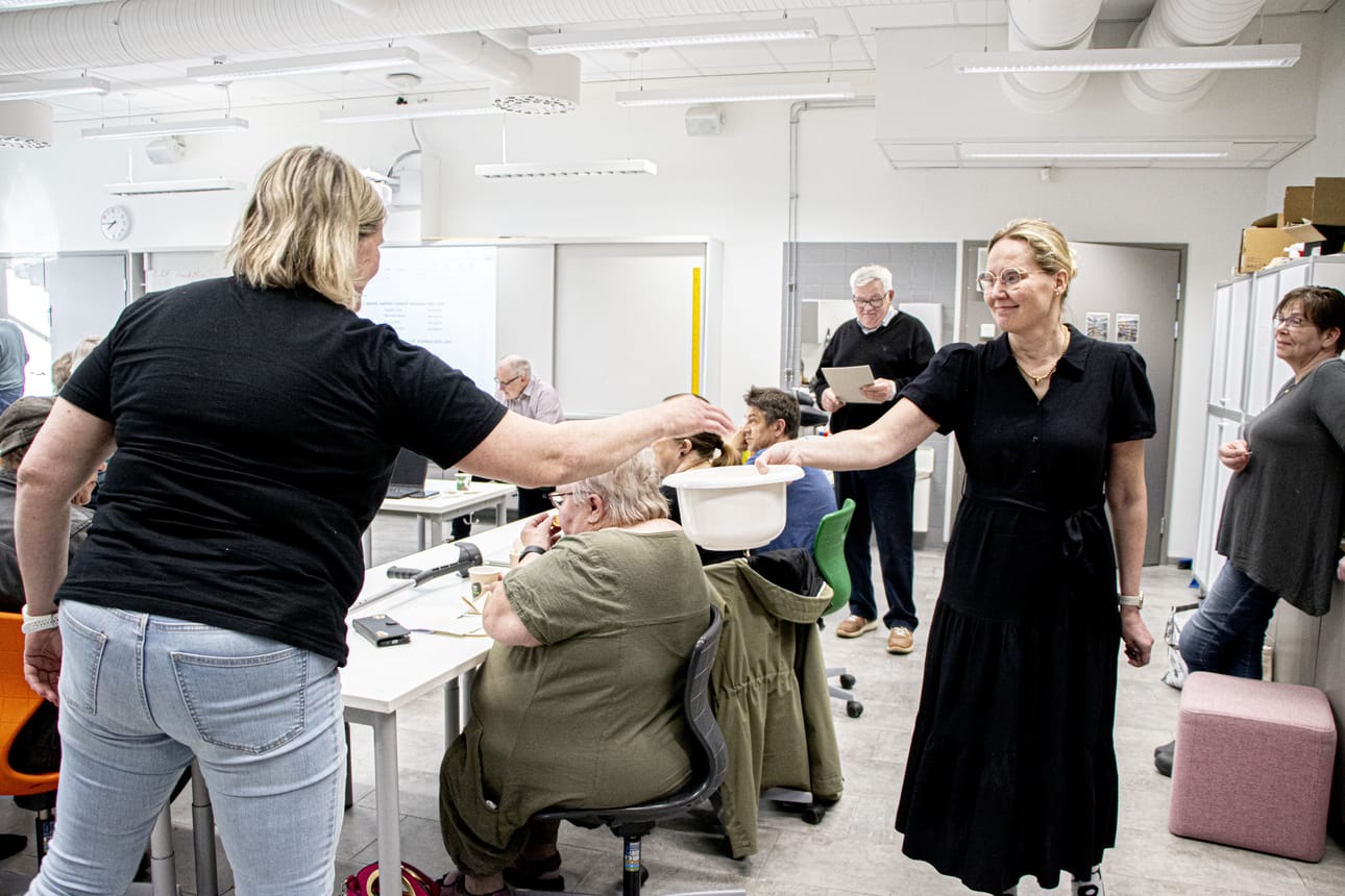 Keskustalaiset pääsivät äänestämään kaksi kertaa. Äänestyslippuja keräämässä Riitta-Liisa Salmenkangas, omaansa jättämässä Kaisa Ranta.