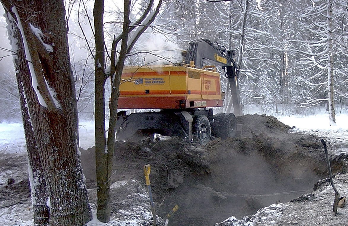 Kaivinkoneiden kauha osuu runkovesijohtoihin monta kertaa vuodessa pohjalaiskunnissa. Kuvan toimija ei liity johtojen rikkoutumisiin. Arkistokuva.