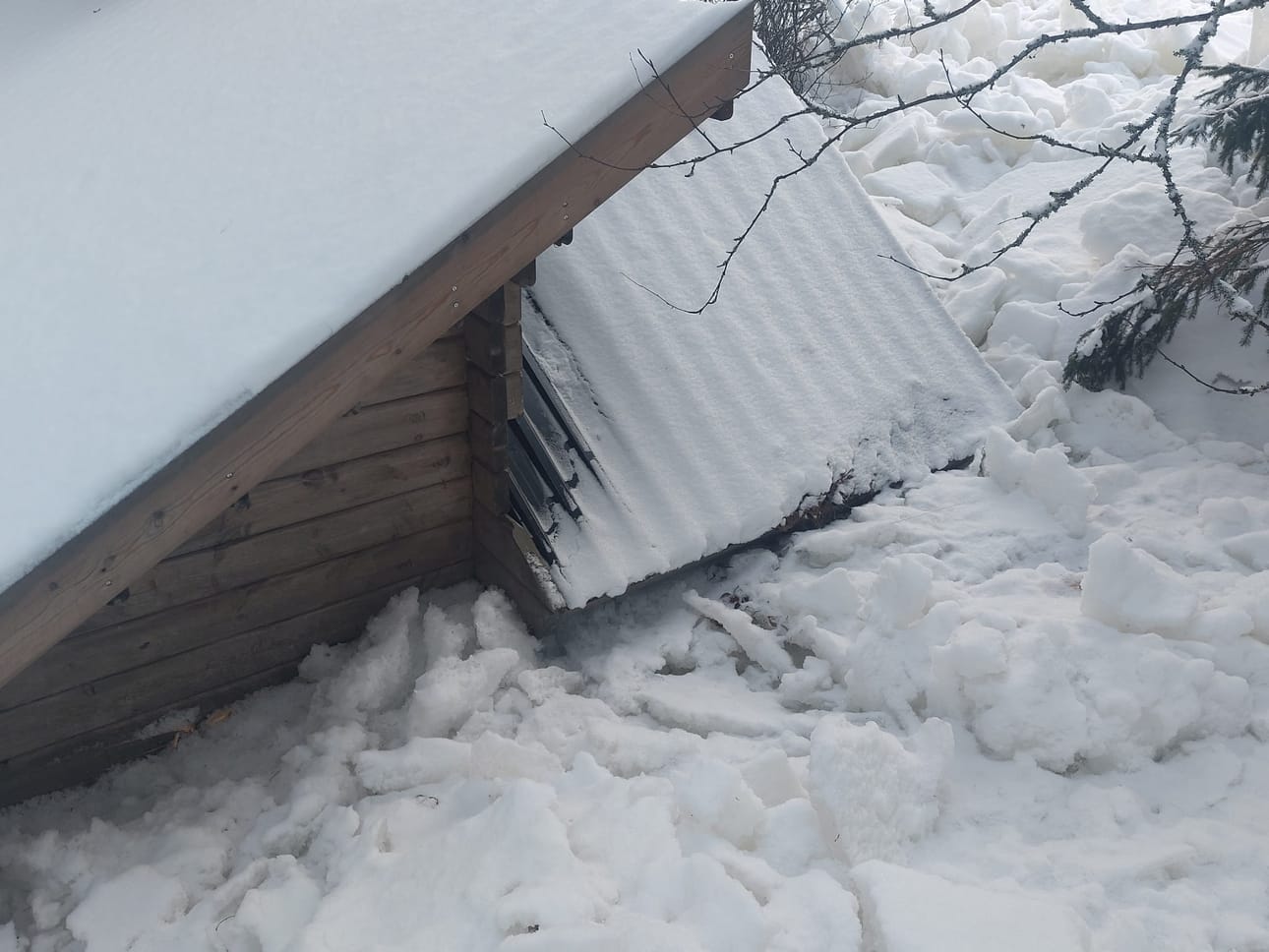 Jää puski rannalla olleita laavuja ja katoksia rakennuksia kasaan.