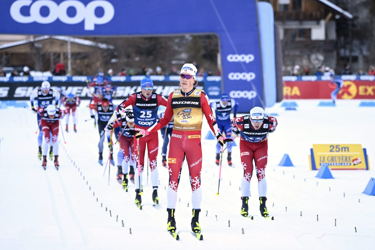 Norjan Johannes Hösflot Kläbo varmisti sunnuntaina uransa neljännen kokonaiskilpailun voiton maastohiihdon Tour de Skillä. LEHTIKUVA / Emmi Korhonen